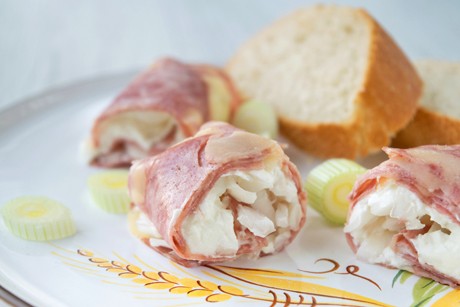 Käsewurstrolle mit Jungzwiebeln