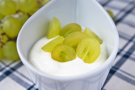 Honigcreme mit Weintrauben