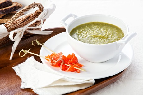 Spargelcremesuppe mit Lachs