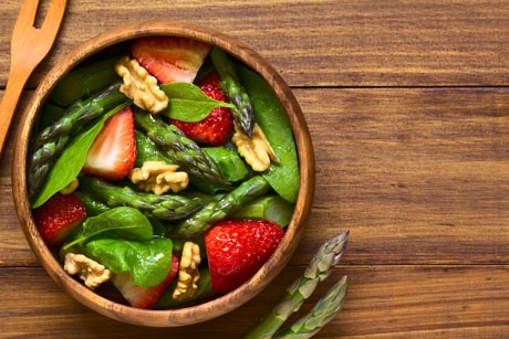 Spargelsalat mit Erdbeeren