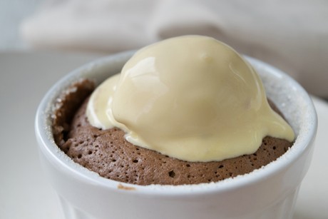 Schokoladensouffle mit Vanilleeis