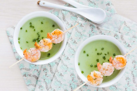 Spinatsuppe mit Garnelen