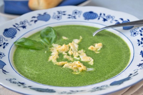 Spinatsuppe mit Ei
