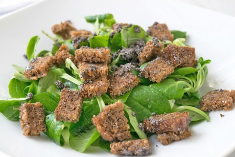 Vogerlsalat mit Mohnwürfel