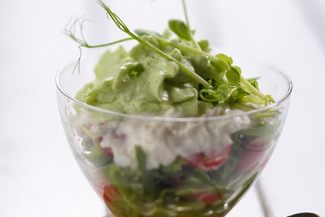 Erbsen-Tomaten-Cocktail mit Parmesanobers