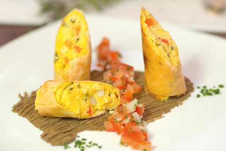 Knusprige Polentaröllchen auf Käferbohnen-Hummus