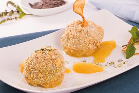 Kürbiskernöl-Nougat-Knödel auf Apfelmus