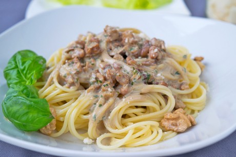 Spaghetti mit Petersil-Walnuss-Pesto