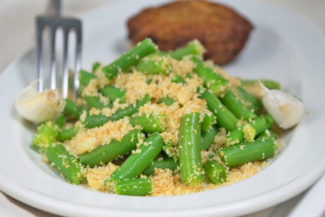 Fisolen mit Knoblauchbröseln