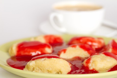 Topfennockerl mit Erdbeersauce