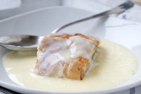 Topfenstrudel mit Vanillesauce