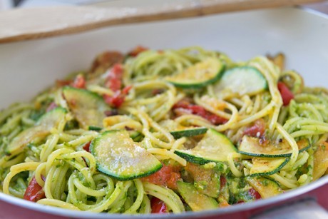 Spaghetti mit Pesto und Gemüse