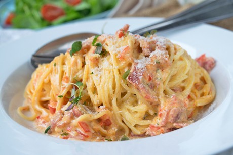 Spaghetti mit Salamisauce