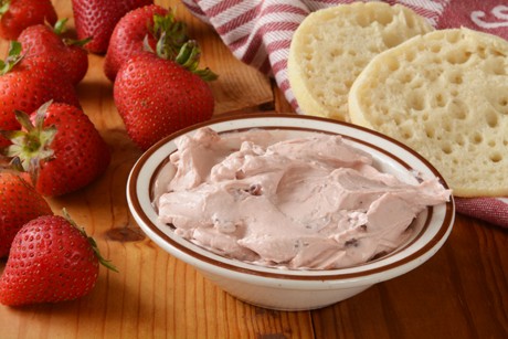 Topfencreme mit Erdbeeren