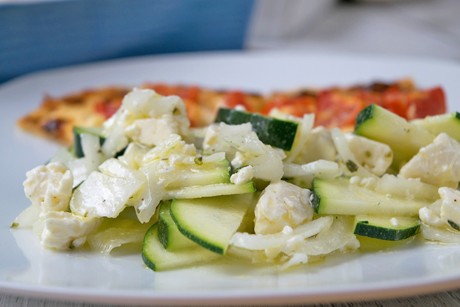 Zucchinisalat mit Schafskäse