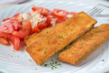 Zucchini Schnitzel mit Tomatensalat