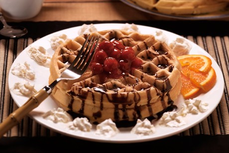Waffeln mit heißen Kirschen