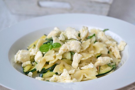 Zucchini Pfanne mit Nudeln