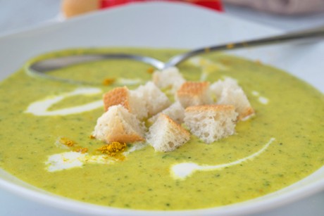 Zucchinicremesuppe mit Curry