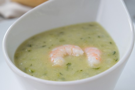 Zucchinisuppe mit Shrimps