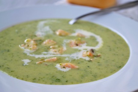 Zucchinicremesuppe mit Lachs
