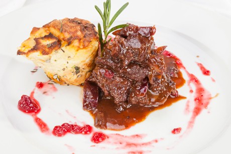 Hirschgulasch mit Preiselbeeren