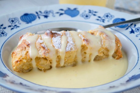 Semmelauflauf mit Vanillesoße