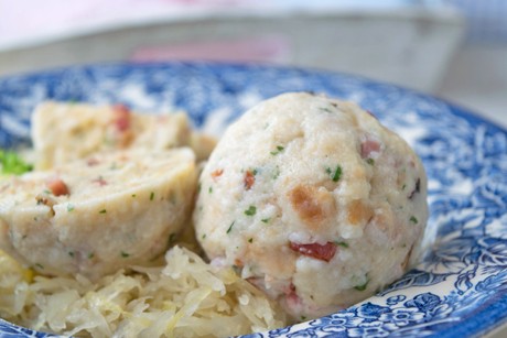 Speckknödel mit Sauerkraut