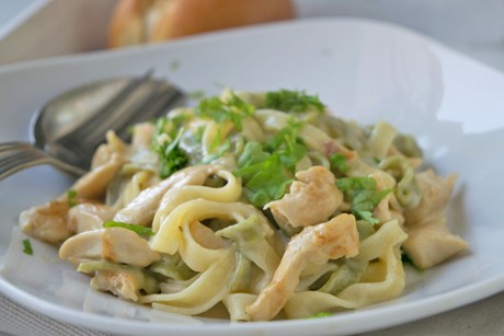 Huhn mit Bandnudeln und Zitronensauce
