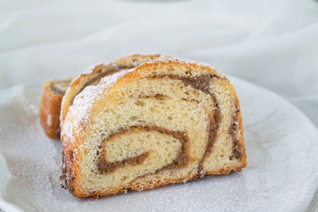 Nussrolle aus Germteig