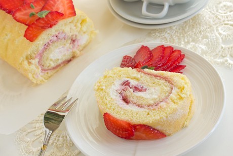 Biskuitrolle mit Erdbeeren