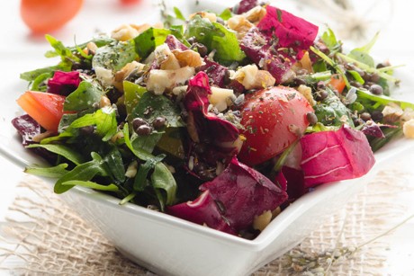 Bunter Salat mit gerösteten Walnüssen und Belugalinsen