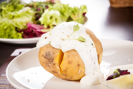 Gebackene Kartoffel mit Sour Cream