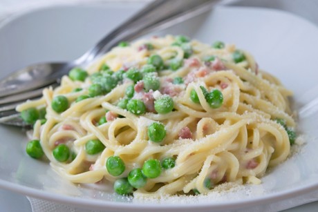 Nudeln mit Erbsen-Speck-Sauce