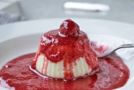 Grießflammerie mit Himbeersauce