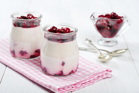 Joghurtcreme mit Kirschen