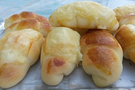 Selbstgemachte Salz- und Käsestangerl