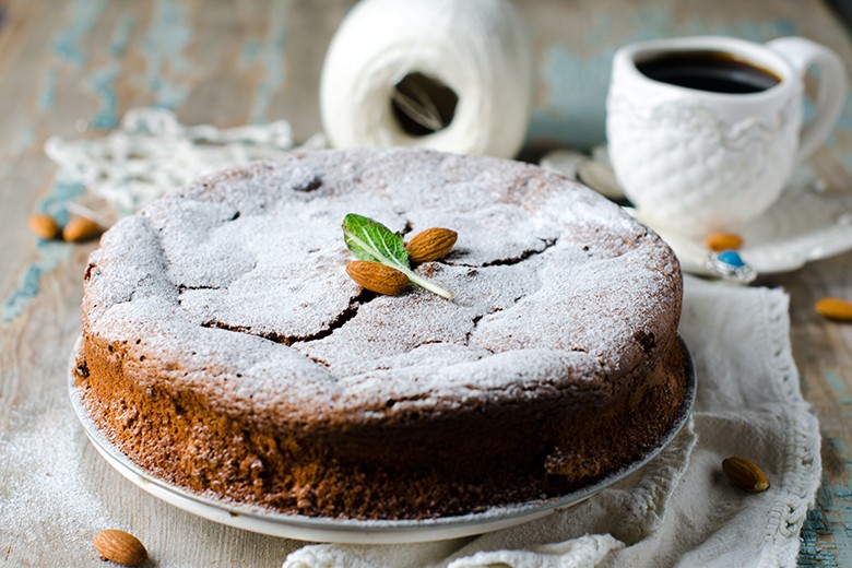 Nussbiskuittorte mit Kakao