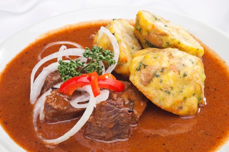 Saftgulasch mit Semmelknödel