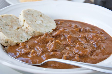 Saftgulasch mit Serviettenknödel