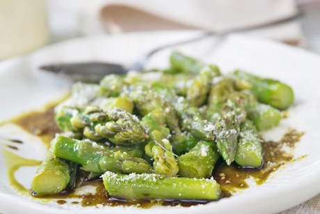 Grüner Spargel mit Kürbiskernöl