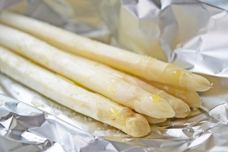 Spargel in Alufolie gebraten