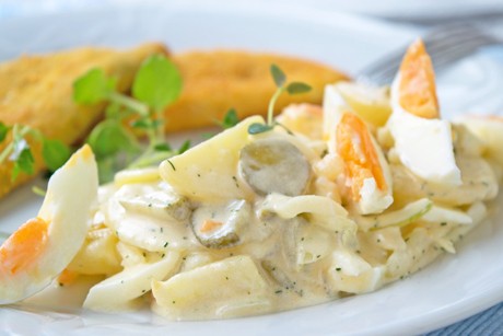 Kartoffelsalat mit Ei und Gurke