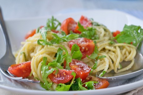 Pestonudeln mit Salaten