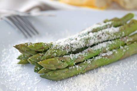Gekochter grüner Spargel mit Parmesan