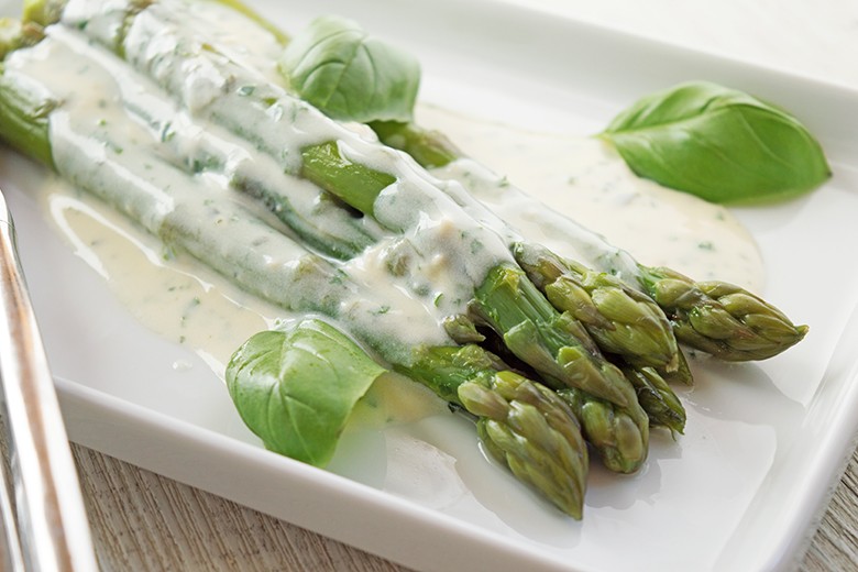 Spargel in Basilikumsauce