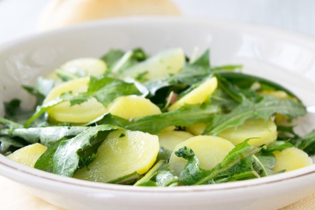 Löwenzahnsalat mit Erdäpfel