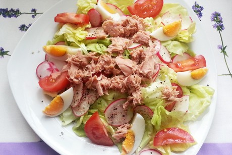 Grüner Salat mit Ei und Thunfisch