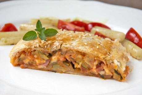 Zucchini Strudel mit Schafskäse