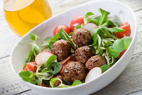 Bunter Salat mit Falafel